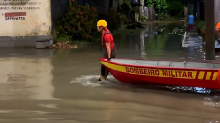 &Aacute;gua toma ruas de Bel&eacute;m ap&oacute;s 26 horas de chuva
