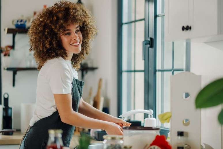 Lavar as m&atilde;os ap&oacute;s manipular frango cru &eacute; uma das medidas mais simples e eficazes para evitar a contamina&ccedil;&atilde;o cruzada na cozinha 