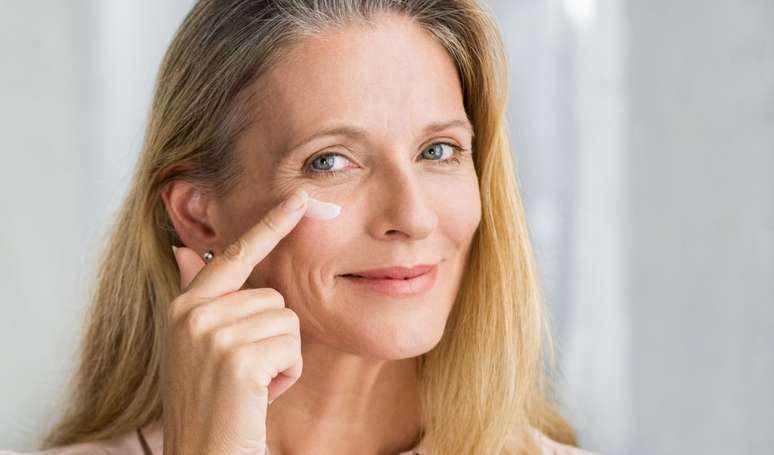 పరిపక్వ చర్మం ముడతలు మరియు వ్యక్తీకరణ పంక్తులతో పాటు వృద్ధాప్య సంకేతాలను చూపుతుంది.