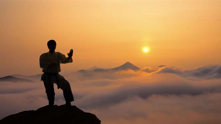 జీర్ణశక్తిని మెరుగుపరుస్తుంది మరియు దీర్ఘాయువును పెంచుతుందని వాగ్దానం చేసే ఉదయాన్నే వేడి నీటిని తాగడం యొక్క వైరల్ ట్రెండ్ 'Chinamaxxing' అంటే ఏమిటో తెలుసుకోండి.