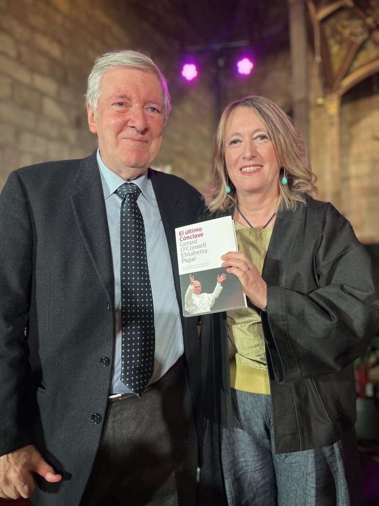 Gerard O'Connell e Elisabetta Piqu&eacute; posam com a edi&ccedil;&atilde;o em espanhol do livro que acabaram de lan&ccedil;ar