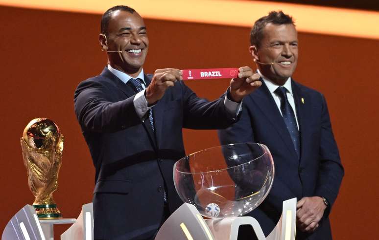 Cafu durante o sorteio da Copa do Mundo de 2022 (Photo by FRANCOIS-XAVIER MARIT/AFP via Getty Images)