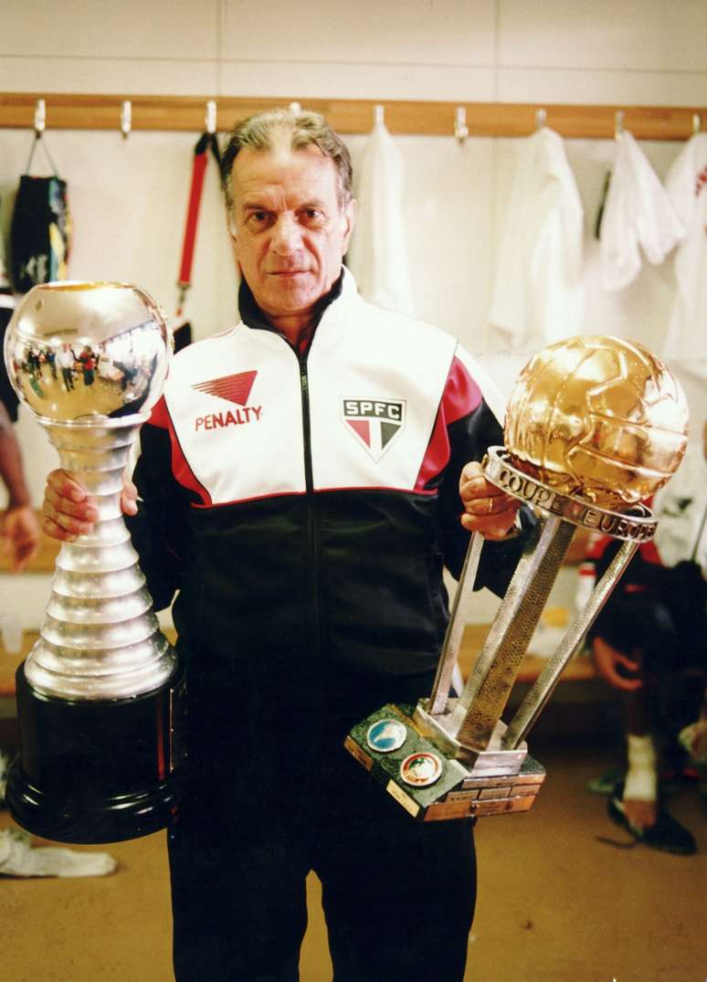 Tel&ecirc; Santana com os trof&eacute;us da Copa Toyota e Intercontinental de 1992 