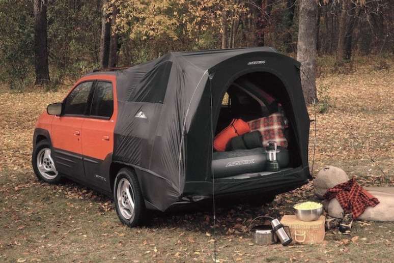 Pontiac com barraca de camping