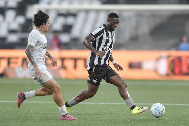  Bastos jogador do Botafogo durante partida contra o Chapecoense no est&aacute;dio Engenh&atilde;o pela Copa Do Brasil 2026.