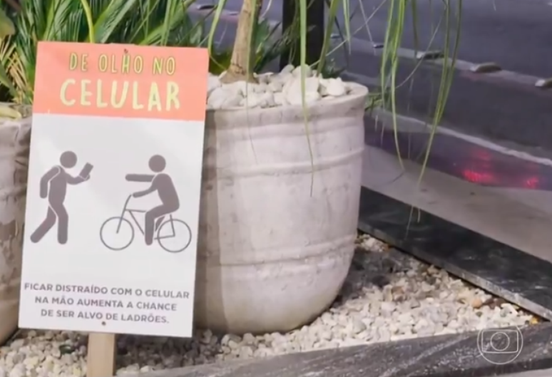 Hotel coloca paca para alertar pedestres distra&iacute;dos sobre roubos de celulares