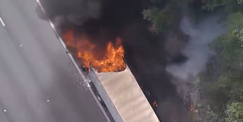 Carreta pega fogo na Rodovia Anhanguera