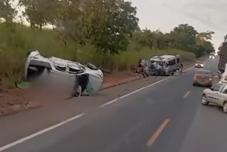 Caminhonete, van e caminh&atilde;o batem em rodovia em Goi&aacute;s; oito pessoas morreram e outras oito ficaram feridas