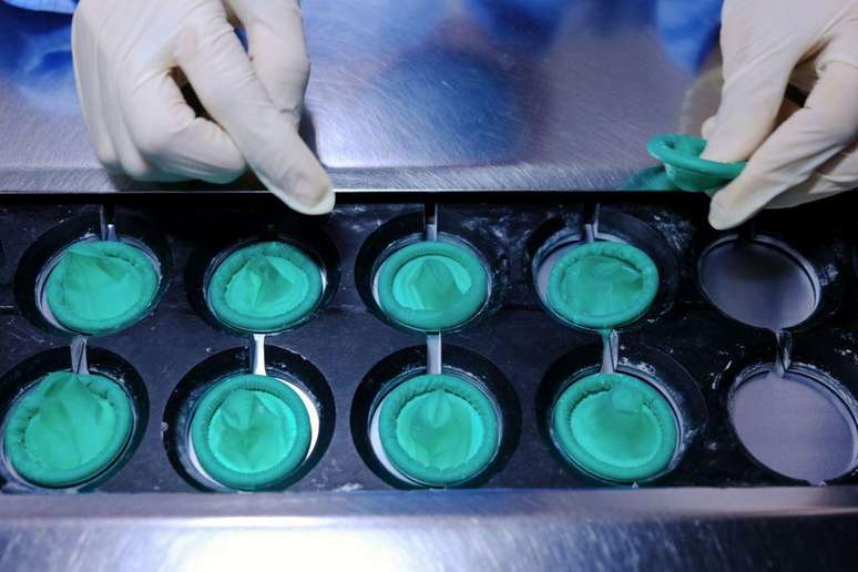 A Karex depende de materiais derivados do petr&oacute;leo, incluindo am&ocirc;nia, usada na conserva&ccedil;&atilde;o do l&aacute;tex, e lubrificantes &agrave; base de silicone