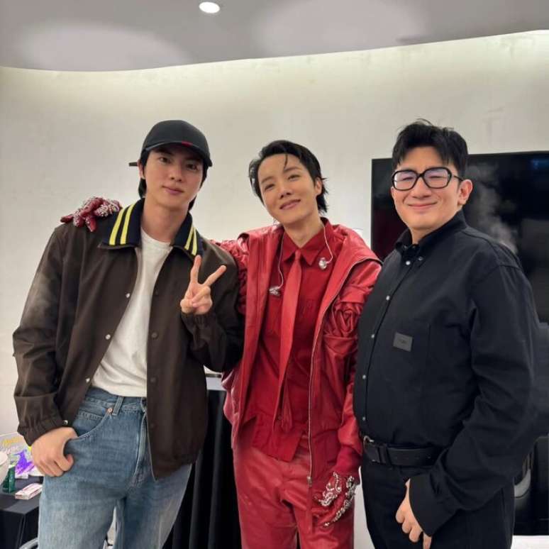 Bang ao lado de Jin e J-Hope, integrantes do BTS