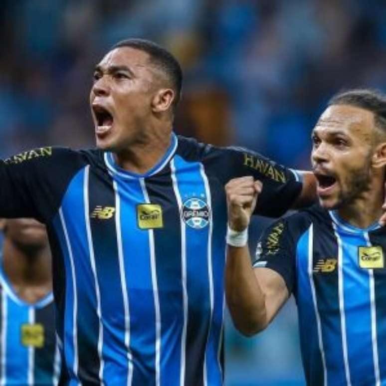 Jogadores comemorando gol do Gr&ecirc;mio.