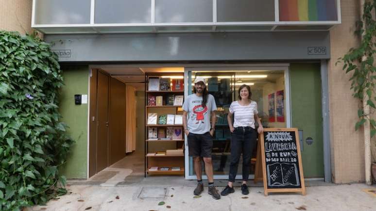 Jo&atilde;o Varella e Cecilia Arbolave em frente &agrave; Livraria Gr&aacute;fica, na regi&atilde;o da Santa Cec&iacute;lia.