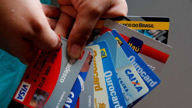 Juro m&eacute;dio cobrado pelos bancos no rotativo do cart&atilde;o de cr&eacute;dito era de 435,9% ao ano em fevereiro, segundo dados do Banco Central