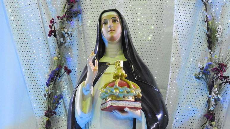 'Que este final do m&ecirc;s de abril eu consiga pagar a conta toda no mercado, ou pelo menos consiga pagar uma parte da minha conta que eu estou devendo', pede em ora&ccedil;&atilde;o uma m&atilde;e cearense a Santa Edwiges, padroeira dos pobres e endividados