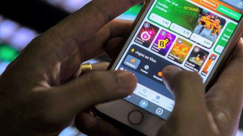 'Meu nome hoje em dia &eacute; sujo em cinco bancos por conta das casas de apostas', conta baiana de 21 anos, que viu seu casamento acabar devido ao v&iacute;cio