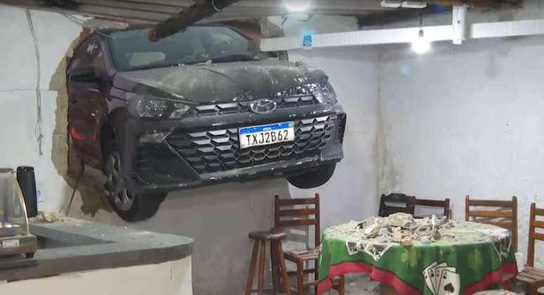 Ve&iacute;culo ficou preso em um muro ap&oacute;s homem avan&ccedil;ar contra suspeitos.