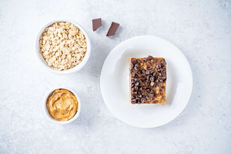 Barra de aveia com pasta de amendoim e chocolate 