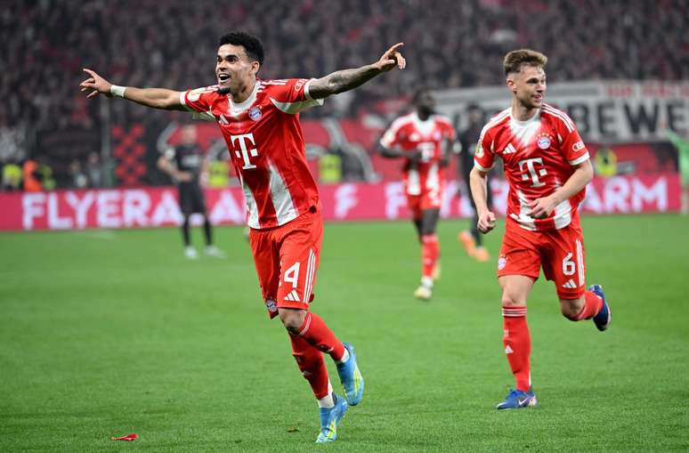 Luis D&iacute;az comemorando o segundo gol do Bayern de Munique 