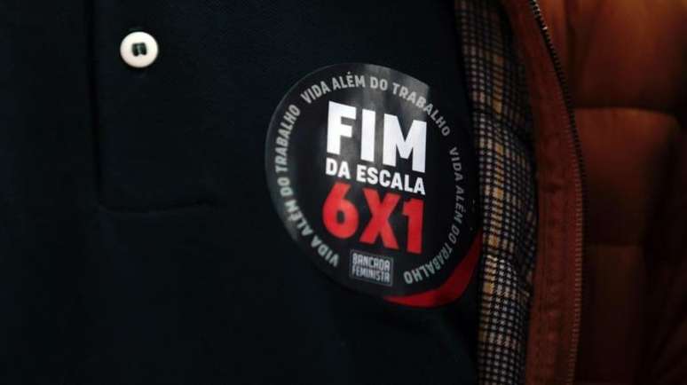 Close em um adesivo com a frase "fim da escala 6x1" em protesto em S&atilde;o Paulo MASP

