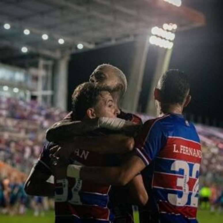 Time do Fortaleza comemorando