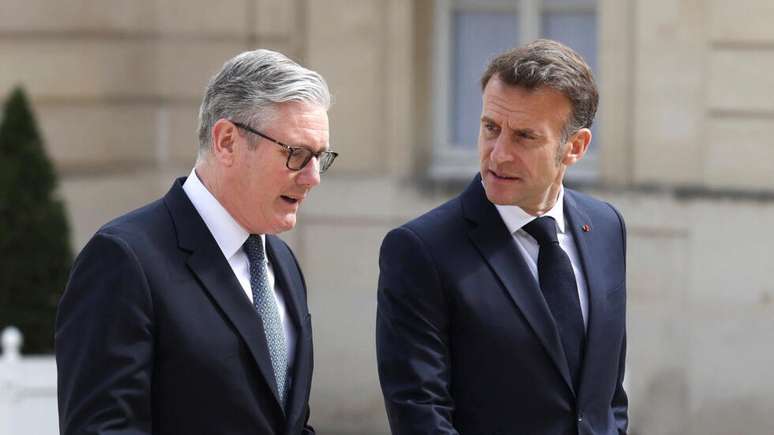 O presidente da Fran&ccedil;a, Emmanuel Macron, e o primeiro-ministro brit&acirc;nico, Keir Starmer, no Pal&aacute;cio do Eliseu, em Paris, antes de encontros bilaterais e de uma c&uacute;pula virtual multinacional, em 17 de abril de 2026.