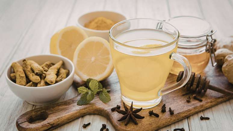 பருவகால மாற்றங்களின் போது உணவு எவ்வாறு நோய் எதிர்ப்பு சக்தியை வலுப்படுத்துகிறது என்பதைக் கண்டறியவும், எந்த ஊட்டச்சத்துக்கள் மற்றும் பழக்கவழக்கங்கள் உடலைப் பாதுகாக்க உதவுகின்றன என்பதைப் பார்க்கவும்