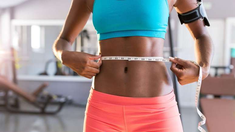 வயிற்றில் உள்ள கொழுப்பைக் குறைக்க உதவும் உணவுகள் என்ன என்பதைப் பாருங்கள்