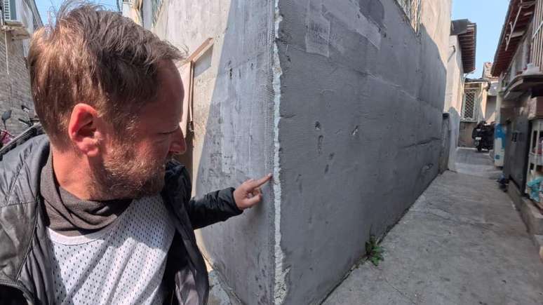 Por fora, a casa onde Maur&iacute;cio mora &eacute; revestida por isopor