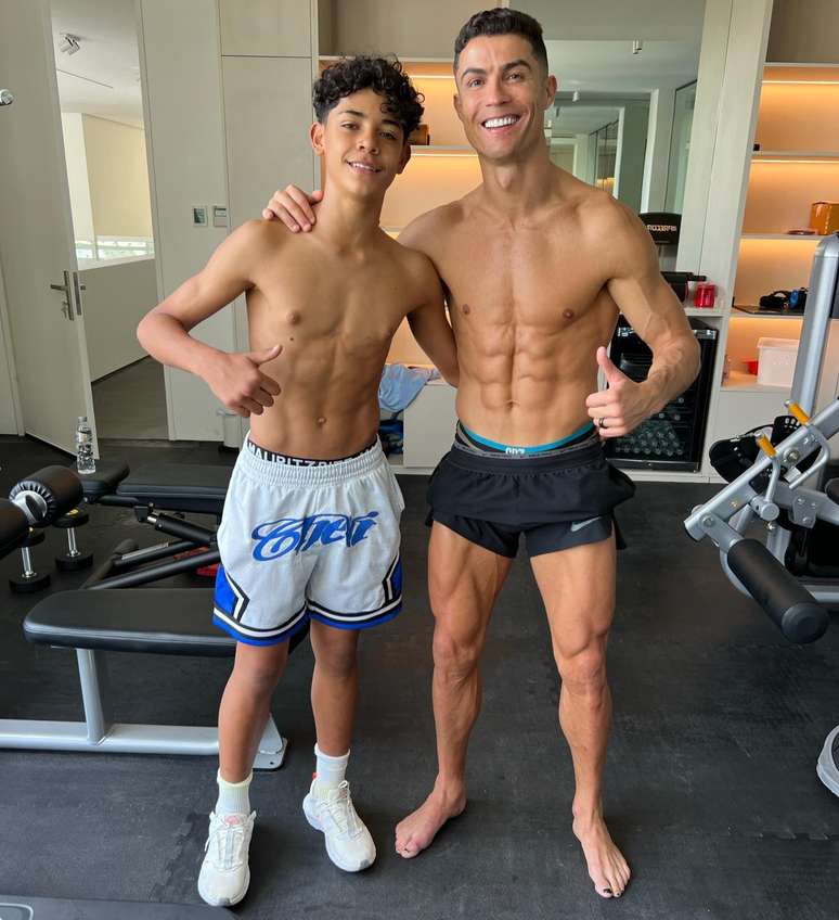 CR7 e Cristiano Ronaldo Jr em treino de muscula&ccedil;&atilde;o na academia.