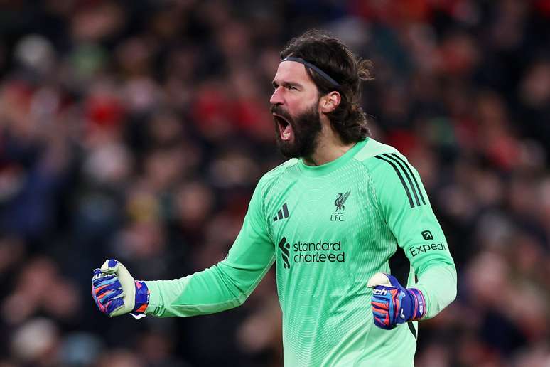 Alisson durante partida do Liverpool 