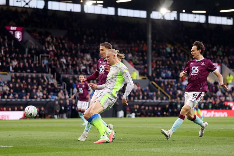 Haaland marcando o gol do Manchester City na vit&oacute;ria sobre o Burnley 