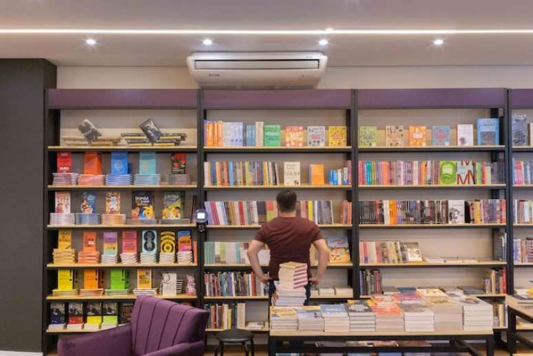 Funcion&aacute;rios organizam livros e estantes na Livraria Perdizes, localizada na R. Bartira, 317.