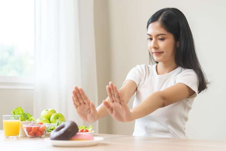 Reduzir a alimenta&ccedil;&atilde;o ap&oacute;s exageros aumenta a ansiedade e favorece epis&oacute;dios de descontrole 