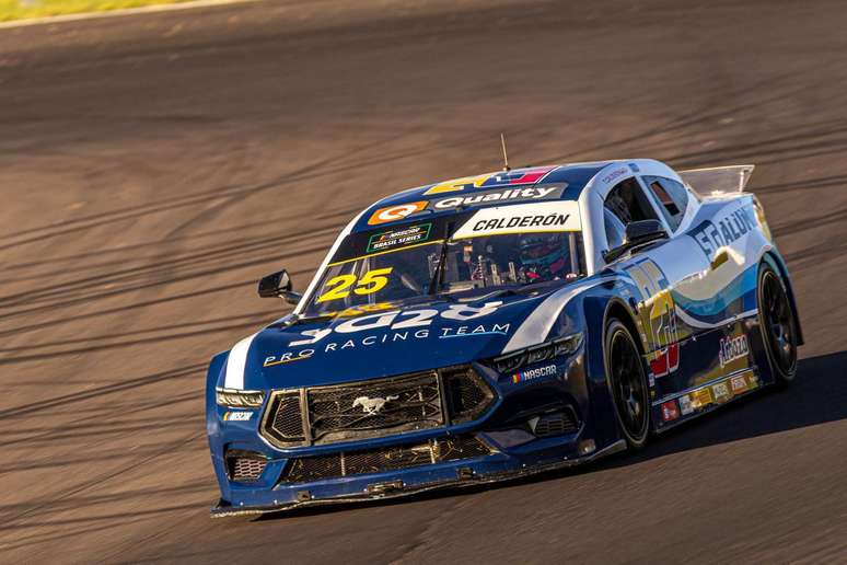 Carro de Tatiana Calder&oacute;n na NASCAR Brasi