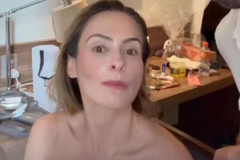 Ana Paula Renault sendo maquiada