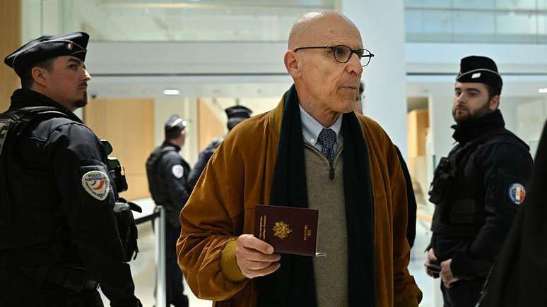 Christian Herrault, ex-vice-diretor de opera&ccedil;&otilde;es da Lafarge, foi condenado a cinco anos de pris&atilde;o. Ele alegou que a decis&atilde;o de manter aberta a f&aacute;brica na S&iacute;ria foi tomada por preocupa&ccedil;&atilde;o com os trabalhadores locais.