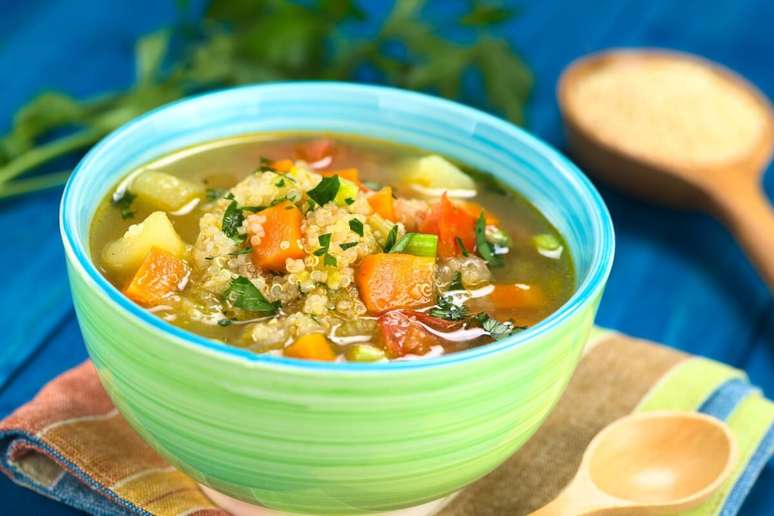 Sopa de quinoa com legumes 