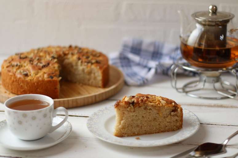 Bolo de ma&ccedil;&atilde; com castanhas 