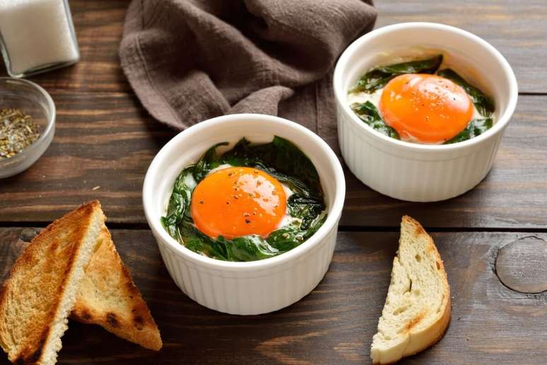 Ovos em cocotte com espinafre 