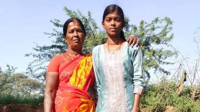 Vasantha valoriza a educa&ccedil;&atilde;o e, agora, ajuda sua neta Naveena a buscar carreira na medicina