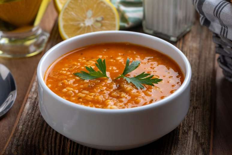 Sopa de tomate com frango e lentilha 