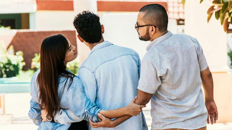 Os casos de g&ecirc;meos com pais diferentes s&atilde;o muito poucos porque diversos eventos raros precisam se combinar para levar &agrave; gesta&ccedil;&atilde;o