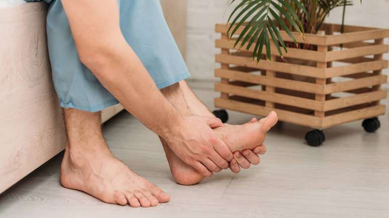 Impacto repetitivo e cal&ccedil;ados inadequados est&atilde;o entre as principais causas da fascite plantar &ndash; depositphotos.com / AndrewLozovyi