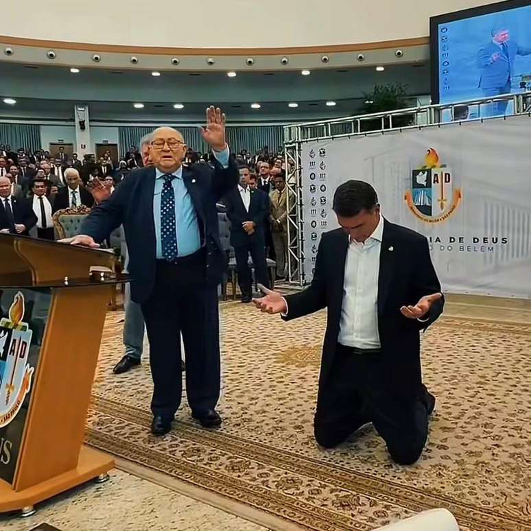 Otoni de Paula ironiza visitas de Fl&aacute;vio Bolsonaro a igrejas evang&eacute;licas em ano eleitoral: 'Que bom que voltou para Jesus'