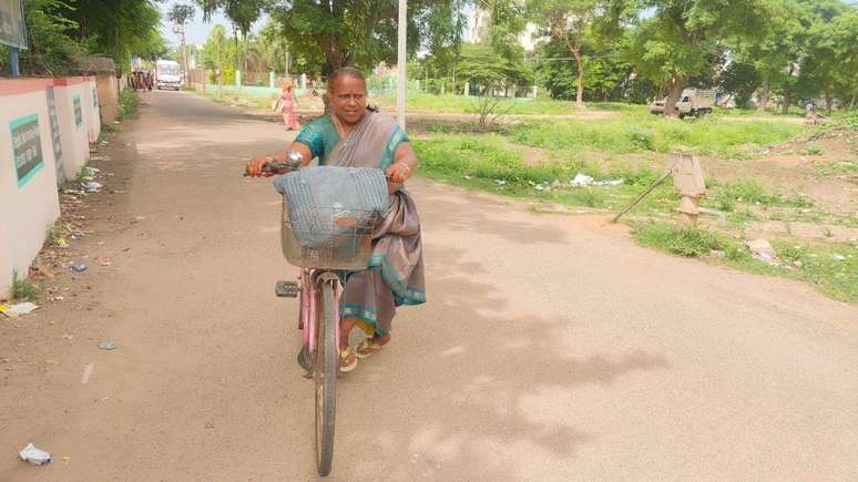 No in&iacute;cio dos anos 1990, era raro ver mulheres da zona rural se movimentarem de forma independente em Pudukkottai, no extremo sul da &Iacute;ndia