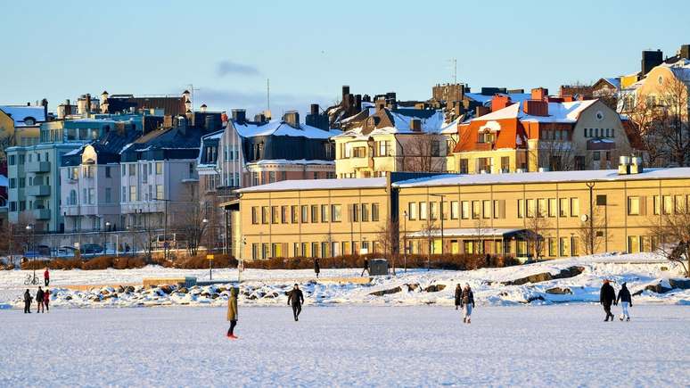 பின்லாந்திற்கு இலவச பயணத்தை வழங்கும் திட்டத்தைப் பற்றிய அனைத்தையும் கண்டறியவும். தேவைகள் மற்றும் மக்கள் எப்படி இலவசமாகப் பயணம் செய்கிறார்கள் என்பதைப் புரிந்து கொள்ளுங்கள்