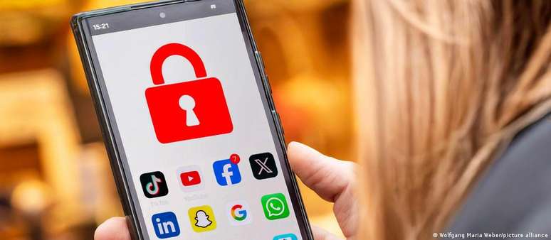 யூடியூப், டிக்டோக், ஃபேஸ்புக் மற்றும் இன்ஸ்டாகிராம் போன்ற தளங்கள் 15 வயதுக்குட்பட்ட குழந்தைகளை பயனர் கணக்குகளை உருவாக்குவதைத் தடுக்கின்றன என்பதை உரை தீர்மானிக்கிறது.