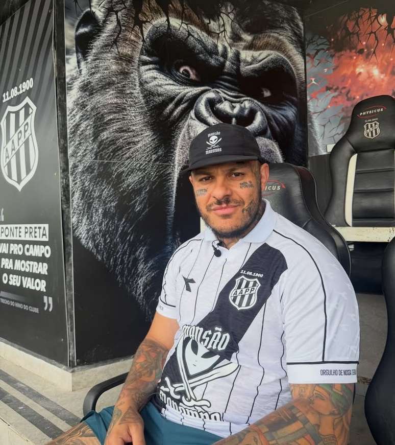 Toguro com a camisa patrocinada da Ponte Preta 