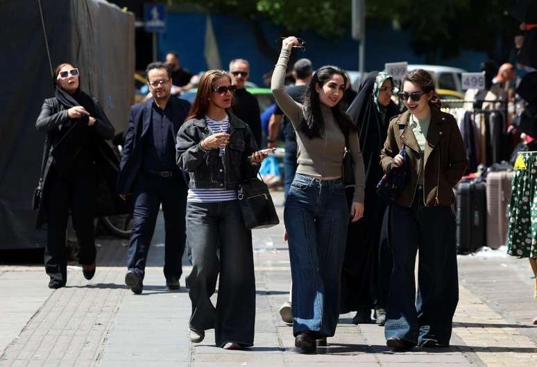Um grupo de mulheres caminhando por uma rua em Teer&atilde;.