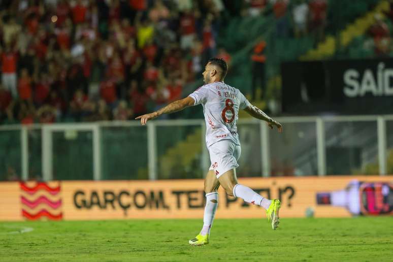 புருனோ ஹென்ரிக், தடகளத்திற்கு எதிரான இன்டர்நேஷனல் வெற்றியில் கோலைக் கொண்டாடினார் 